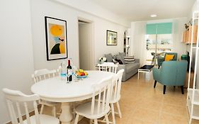 Olivia Mackenzie 2 Bedroom Flat With Pool